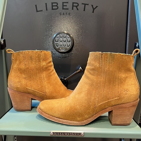 Frye suede leather ankle boots; GUC; size 5.5 - Picture 5 of 10